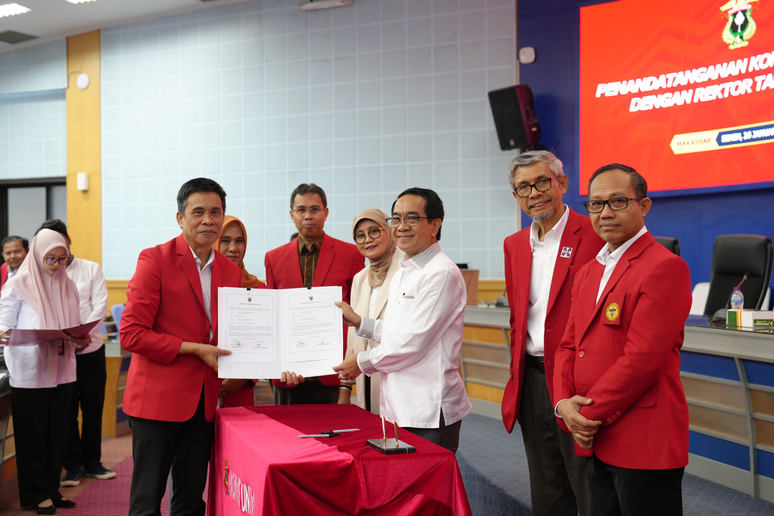 Kawal Kinerja 2026, Dekan FIB Unhas Teken Kontrak IKU bersama Rektor: Fokus Efisiensi Pendidikan